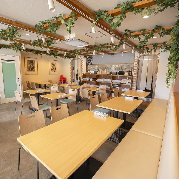 2～4名様でのご利用はもちろん、1～2名様にぴったりのカウンター席も4席ご用意しています♪ お仕事帰りのサク飲みや、デート、おひとり様でゆったりと食事を楽しみたい時にも最適！記念日などの特別な日にも、温かい雰囲気でおもてなしいたします。