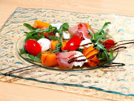 季節のフルーツ、水牛モッツァレラ、生ハムの盛り合わせ