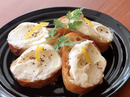 クリームチーズとはちみつのクロスティーニ