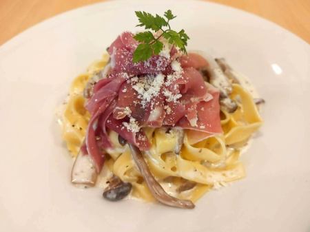 生ハムときのこのクリームソース