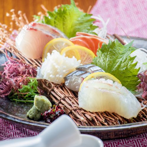 Assortment of 4 types of carefully selected sashimi