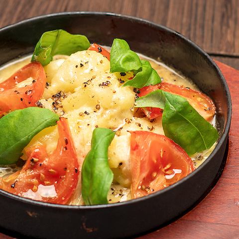 Tomato Caprese-style steamy potato salad
