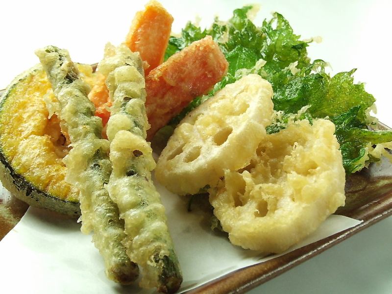 Assorted vegetable tempura or chicken tempura present! (Vegetable contents change daily)