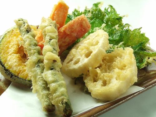 Assorted vegetable tempura or chicken tempura present! (Vegetable contents change daily)
