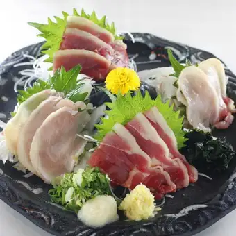 【仅限食物】套餐包含走地鸡刺身、炭烤鸡腿和萨摩炸鱼饼（共3道菜/2200日元）