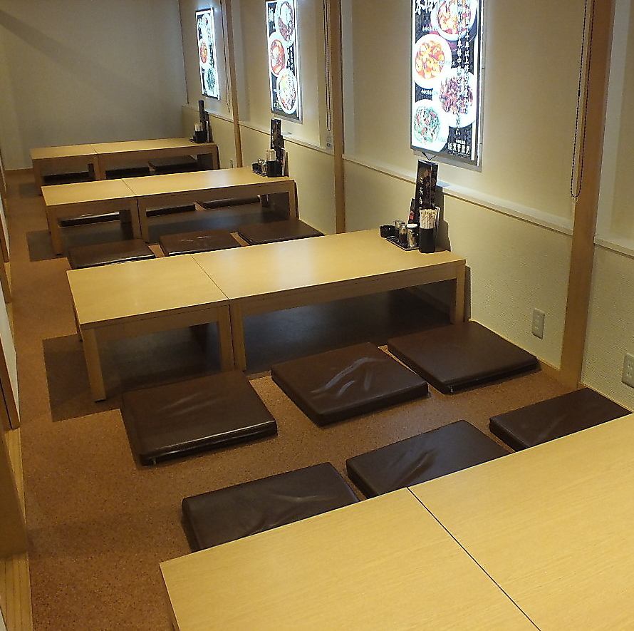 There are 3 private rooms with tatami mats for 6 to 8 people, and can accommodate up to 22 people!!