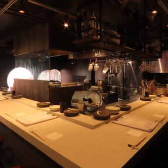 カウンター席は、料理人の技を間近で楽しめるライブ感が魅力♪目の前で調理される美しい料理を眺めながら、ワインを片手に特別な時間を過ごせます。料理を待つ間の会話が弾む絶好のスポット。オープンキッチンの雰囲気の中、スタッフと気軽に話しながら、食事をお楽しみください！