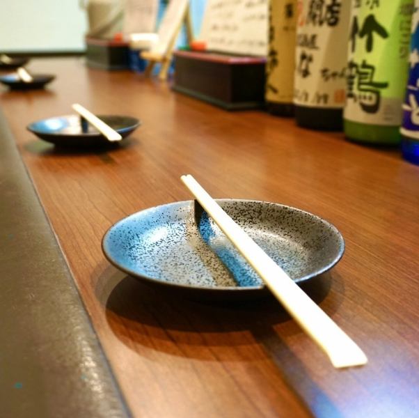 【カウンター/掘りごたつ席】仕事帰りや普段使いにもお立ち寄りやすいカウンター席をご用意。職人の料理を目の前で楽しめる特等席。掘りごたつ席は4名席が２つのみ。「自分の気の行き届く範囲で」という店主のこだわりから。(テーブルを繋げて最大8名まで可)