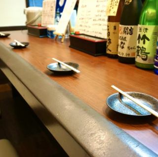 店主の料理を一番近くで楽しむことのできるカウンター席はこちら！