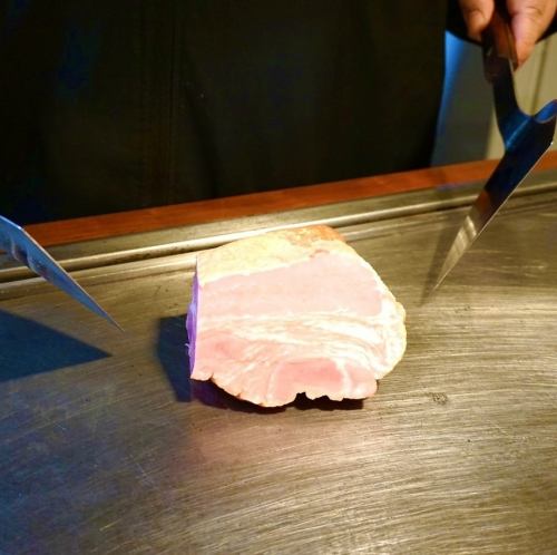 鉄板を使った創作料理が多数！