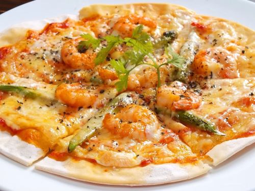 注文率100%のこだわりピザ【写真はエビとモッツァレラのトマトソースピザ】