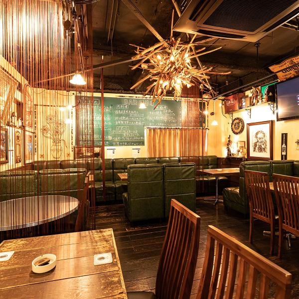 テーブル席の間にはパーテーションも設置♪テーブルの席も落ち着きます☆女の子を可愛く見せてくれる間接照明もいっぱい☆