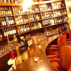 【カウンター席】日頃の疲れを癒しに、お一人様でも◎総席数40席完備！ご宴会最大50名様までOK！20名様以上で貸切対応可能◎お客様のシーン・人数に合わせ、ご案内いたします♪お席詳細・人数・ご予算など、お気軽にお問い合わせください！※写真は一例です