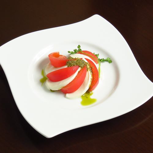 トマトとモッツァレラチーズのカプレーゼ