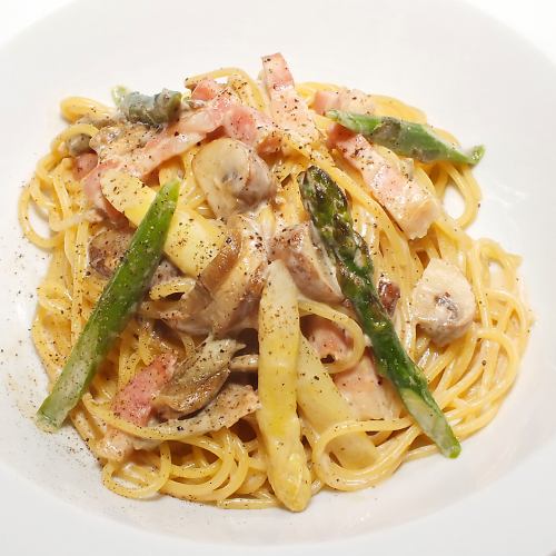 ポルチーニ茸とベーコンのクリームパスタ