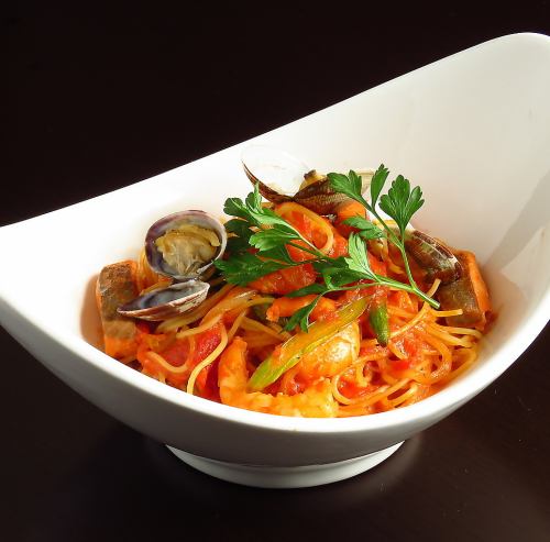 海の幸のトマトソースパスタ