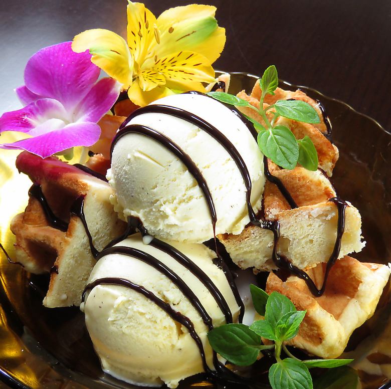 ベルギーワッフル バニラアイス添え