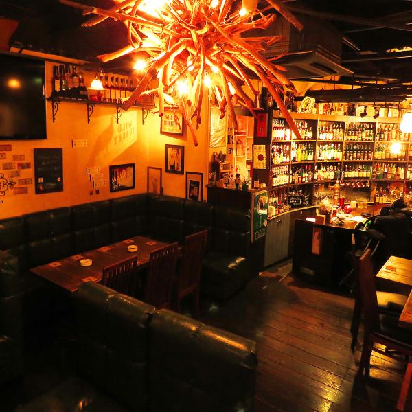 流木のシャンデリアが印象的な店内。木のぬくもりが溢れるちょっと懐かしい気持ちになる店内。カウンターの椅子にも繊細なこだわりが。座り心地が抜群だから、よりお酒が楽しめる。