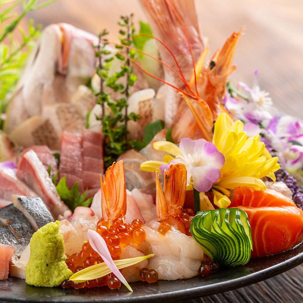 從市場直接送來的鮮魚和我們引以為豪的日本料理以及美味的清酒◎