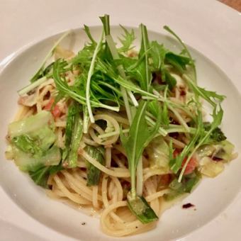 Japanese-style pasta with bacon and seasonal vegetables