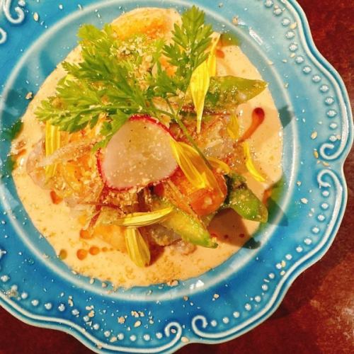 赤海老と枇杷（びわ）と春野菜の胡麻クリーム和え