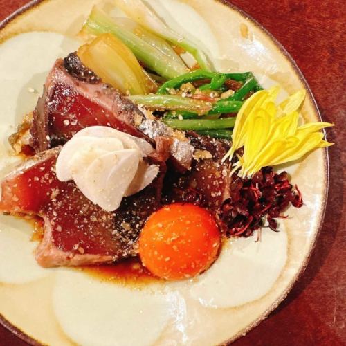 カツオと島らっきょうの大蒜（にんにく）卵黄醤油