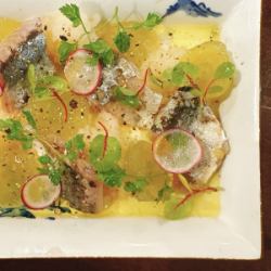 炙り秋刀魚とシャインマスカットのカルパッチョ