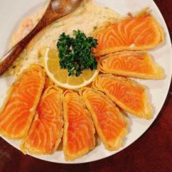 〈数量限定〉生サーモンレアフライ