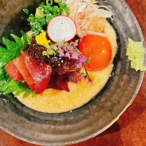 生マグロと雲丹（うに）めかぶ山かけ