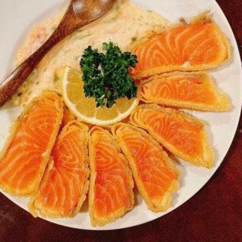 〈数量限定〉生サーモンレアフライ