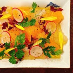 真鯛と夏みかんと黒七味のカルパッチョ