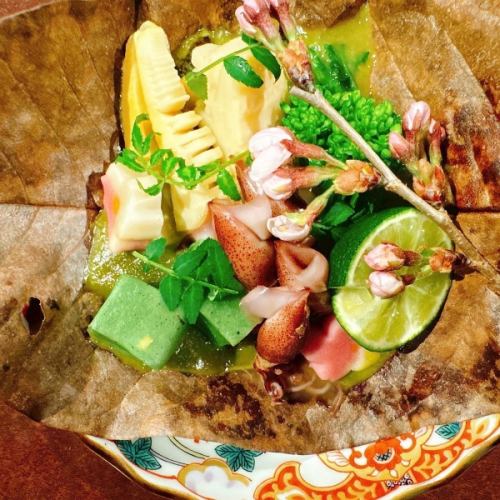 ホタルイカと春野菜の朴葉焼き　木の芽味噌