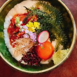 生金枪鱼泡菜、海葡萄配磨碎的山药