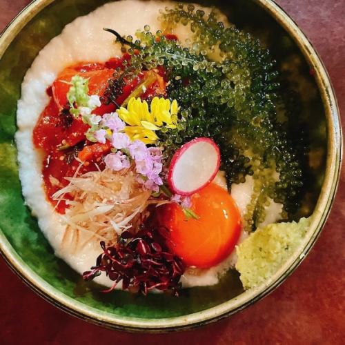 生マグロキムチと海ぶどう山かけ