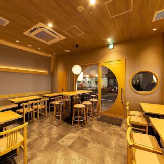 【店舗貸切：20名様～最大30名様まで】木目のインテリアに柔らかなブラウンを基調とした、和モダン空間を貸切にてご利用いただけます！テーブル席を配置した広々とした店内。会社宴会や懇親会、同窓会などに使いやすい大きさで、20名様～最大30名様までご利用いただけます◎一体感のあるご宴会をお楽しみいただけます。