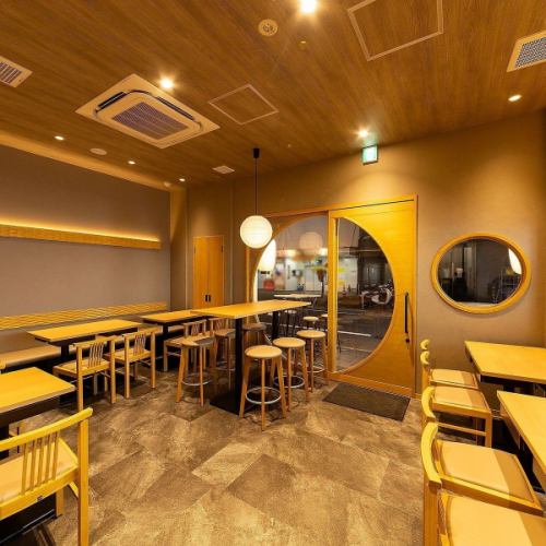 【店舗貸切：20名様～最大30名様まで】木目のインテリアに柔らかなブラウンを基調とした、和モダン空間を貸切にてご利用いただけます！テーブル席を配置した広々とした店内。会社宴会や懇親会、同窓会などに使いやすい大きさで、20名様～最大30名様までご利用いただけます◎一体感のあるご宴会をお楽しみいただけます。