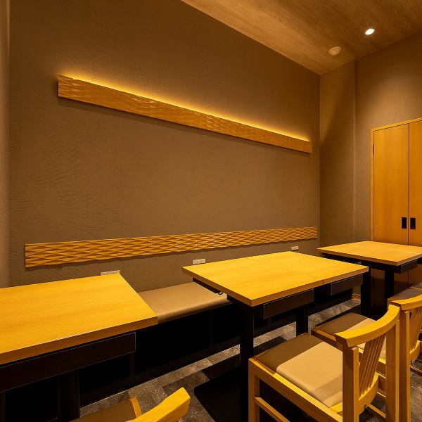 木目を基調とした和モダンな雰囲気の店内に、2名様用と4名様用のテーブル席をご用意しています。壁や窓を背にしたお席で、リラックスした雰囲気でお食事やお酒をお楽しみいただけます。テーブル同士を繋げることもできるので、ご友人同士の集まりや会社帰りの飲み会などのシーンにも最適です◎