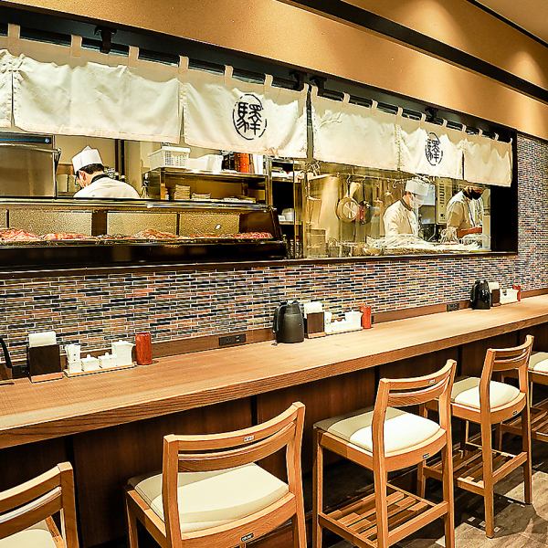 入口から右に入ると、目の前で職人が焼く姿をご覧いただきながらお食事を楽しむことができます。カウンター好きにはたまらないシズル感たっぷりのお席です。デートやお友達とワイワイ利用☆カウンターおすすめ