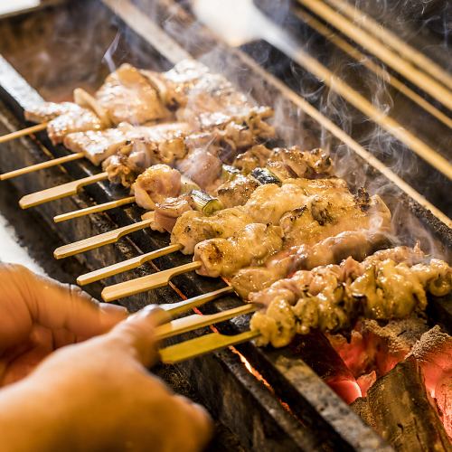 自慢の厳選した鳥を炭焼きで！