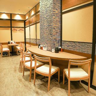 丸型の珍しいカウンター席、６名様までなら一緒にご利用いただけます。