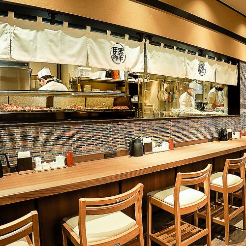 シズル感たっぷりのカウンター席