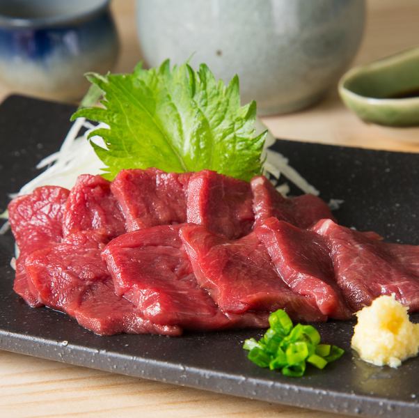 馬刺しなど熊本名物を多数取り揃えております。