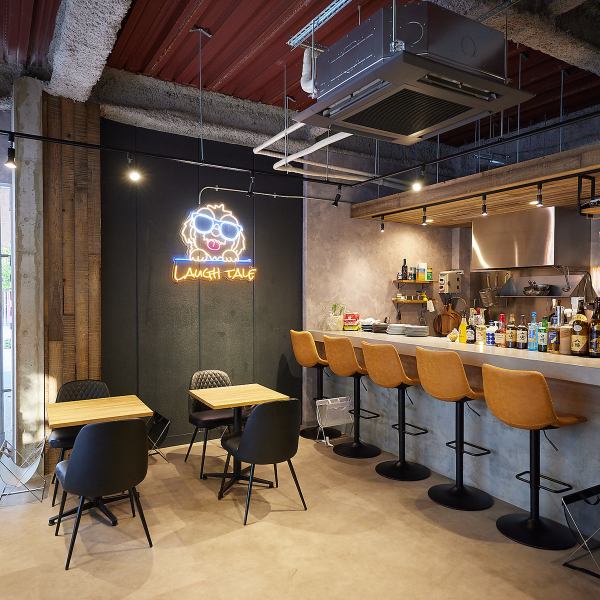 A fashionable space with eye-catching neon lights from [LAUGH TALE].The exposed concrete walls and wood-grained tables create a modern and calm atmosphere. There are 5 tables for 2 people in total.Please feel free to stop by after shopping or having a meal with friends.