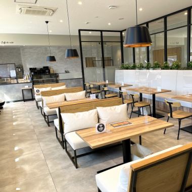 [1st floor] Spacious cafe space ♪ A comfortable space with table seats.