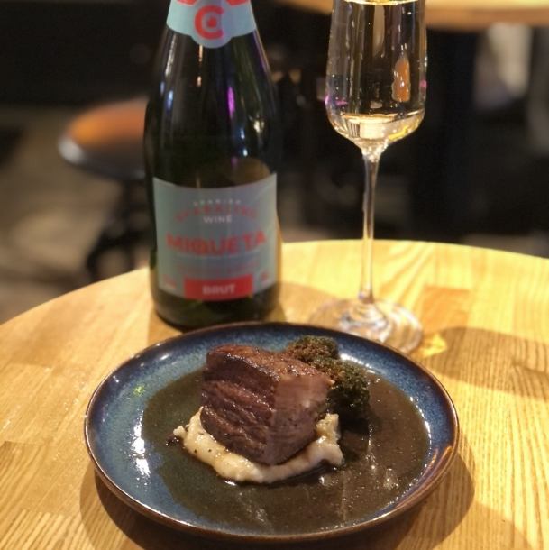 デートはカウンター席がオススメ☆おいしい料理とおいしいワインを飲んで、ゆったり楽しめます♪