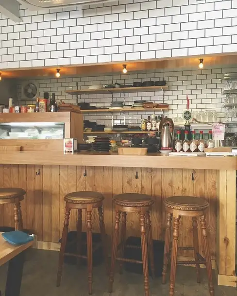 Enjoy exceptional food and drinks in a tranquil space that makes you forget the passage of time. Why not escape the hustle and bustle of everyday life and spend some relaxing time here?