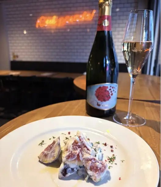 For a date, we recommend the counter seats! You can relax and enjoy delicious food and wine.