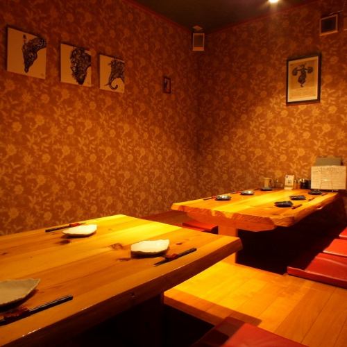 <p>【会社宴会に！最大12名迄OKの掘り炬燵式個室♪】騒いでも語りあかしても周囲が気にならない♪陽の当たる場所一番人気の、店内最奥にある個室です。ご予約はお早目にー！</p>