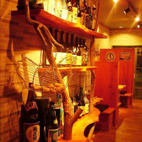店内のお洒落ポイント１．お洒落な棚に焼酎が沢山有り！２．南国を感じさせるようなグッズも有り♪３．ほっこりした個室空間で女子会/宴会/お祝いシーンにもピッタリのお店です！