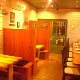 在木纹商店内。可以一对一用餐